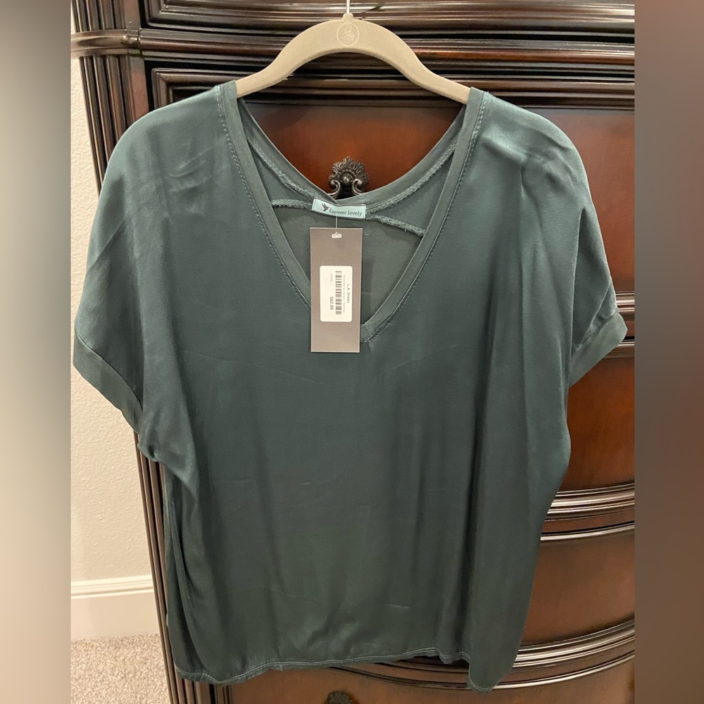 🆕 Forever Lovely, Winona Silky Tee, Forest Green, never worn, one size